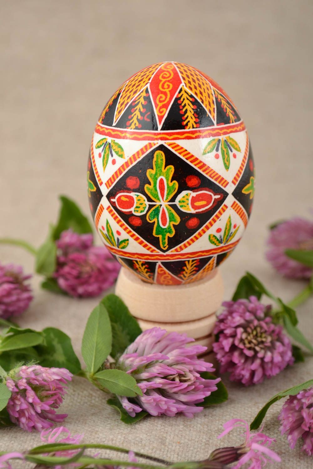Huevo de Pascua pintado a mano con arcílicos artesanal con bellotas foto 1