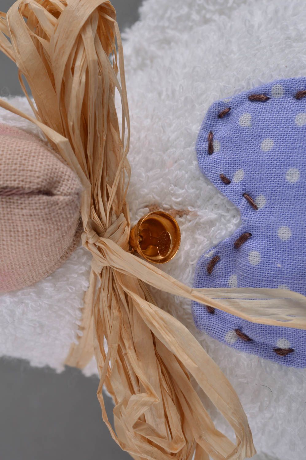 Игрушка из махровой ткани овечка с синим сердцем белая небольшая ручной работы фото 1