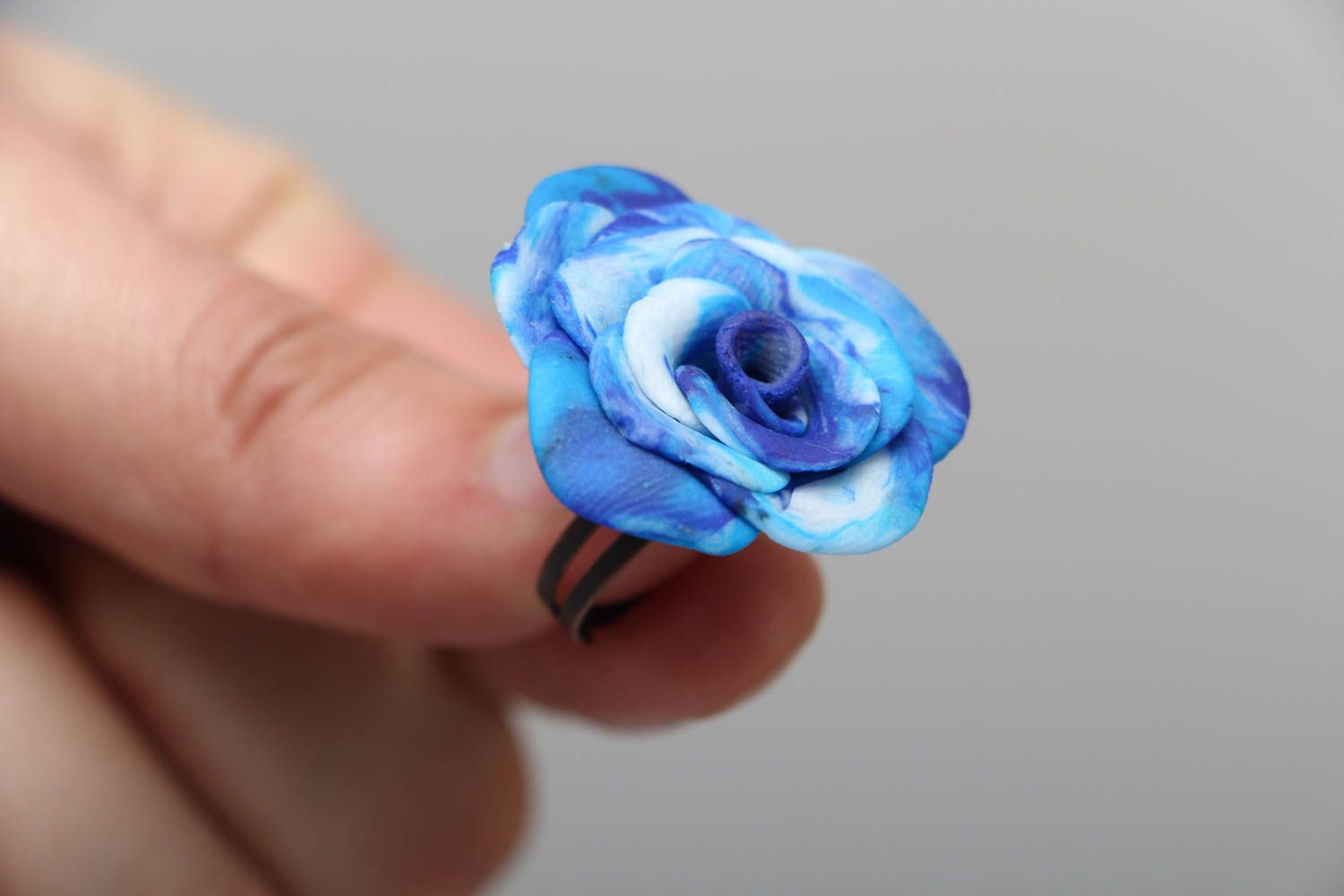 Большое кольцо из полимерной глины Голубая роза фото 3