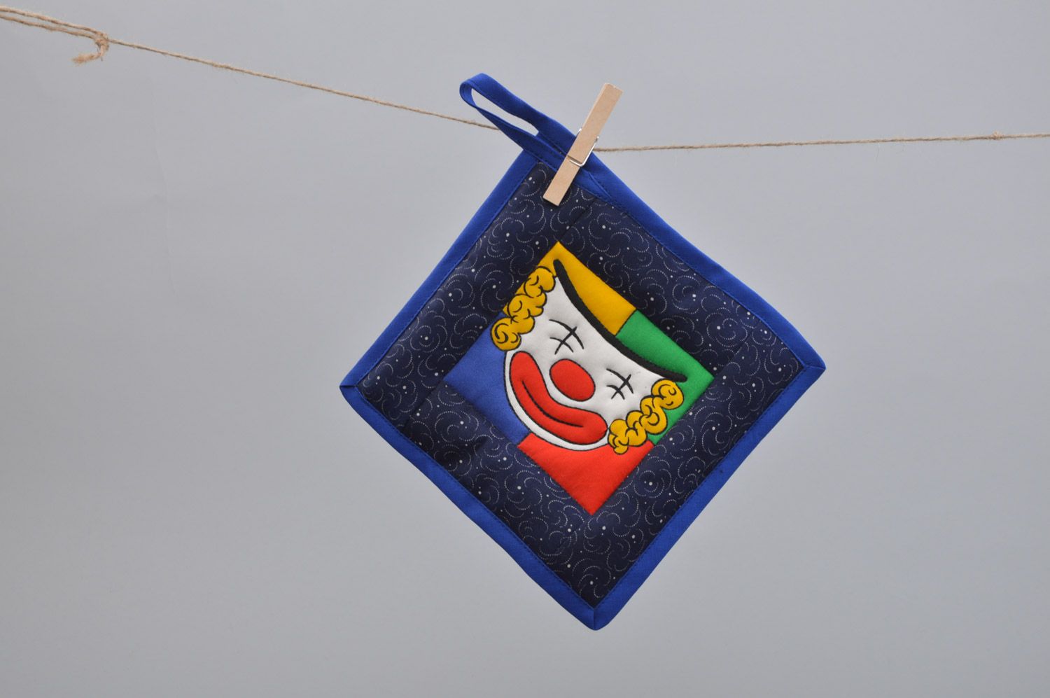 Manique artisanale avec boucle en tissu faite main belle avec clown décor photo 5