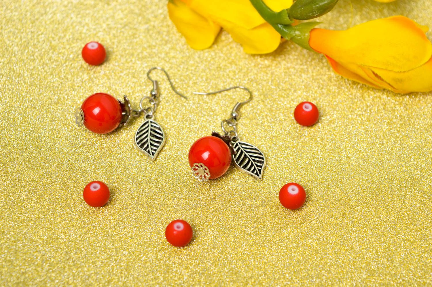 Boucles d'oreilles rouges Bijou fait main en perles acryliques Cadeau femme photo 1