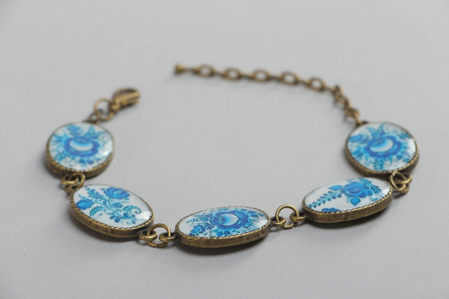 Bracelet en résine large bleu-blanc avec fleurs original fait main pour femme  photo 3