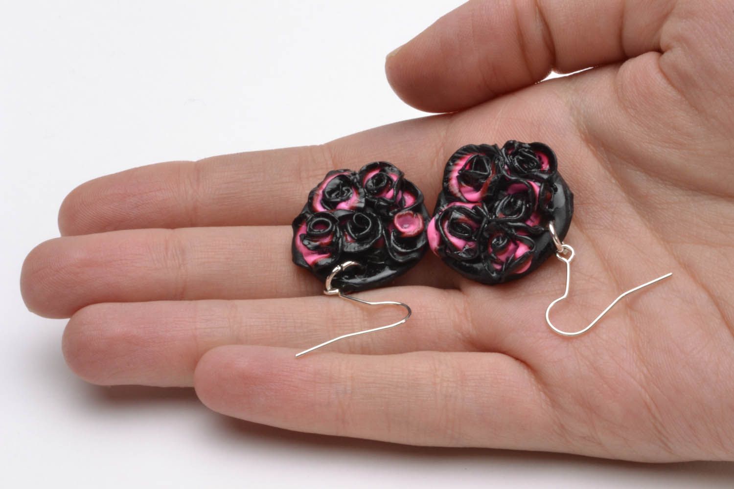 Boucles d'oreilles fait main noires et roses en pâte polymère  photo 5