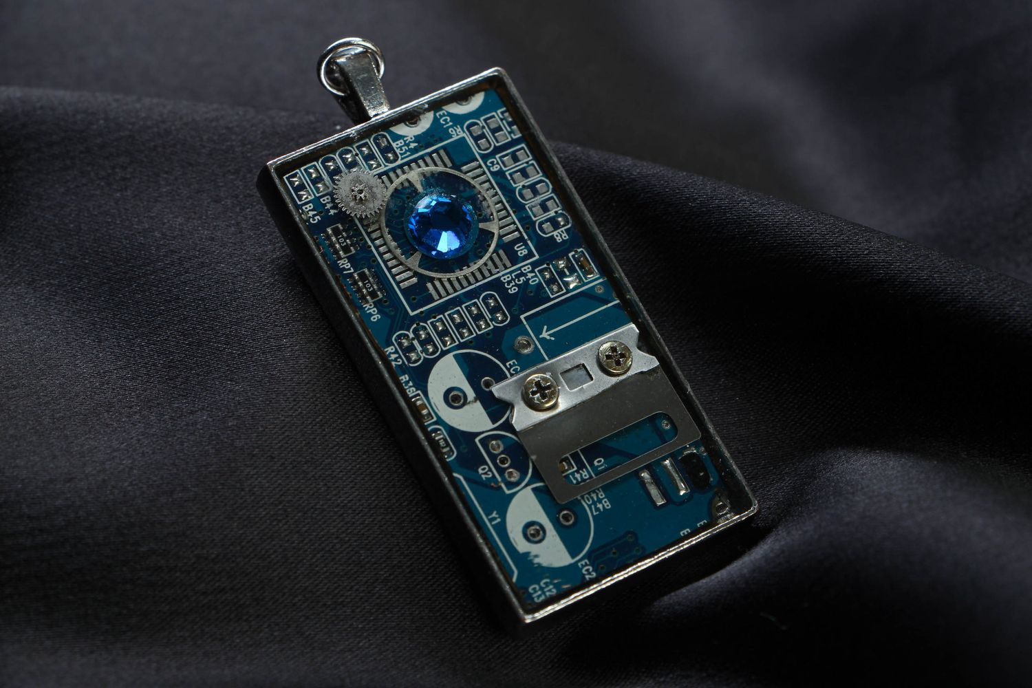 Pendentif cyberpunk avec circuit intégré fait main photo 1