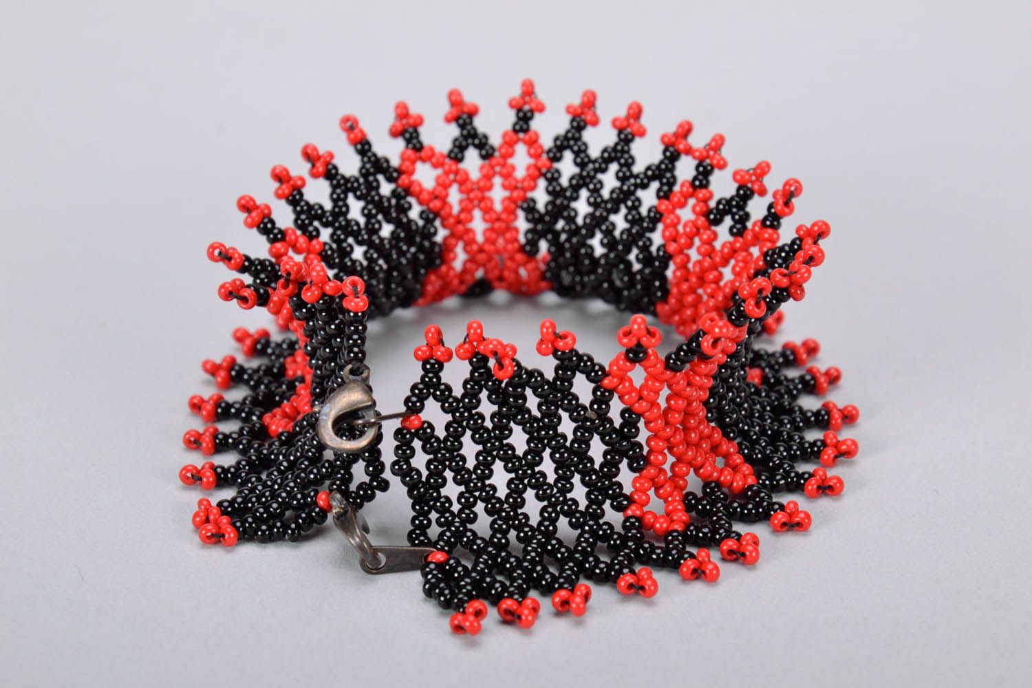 Red and black beaded bracelet photo 2