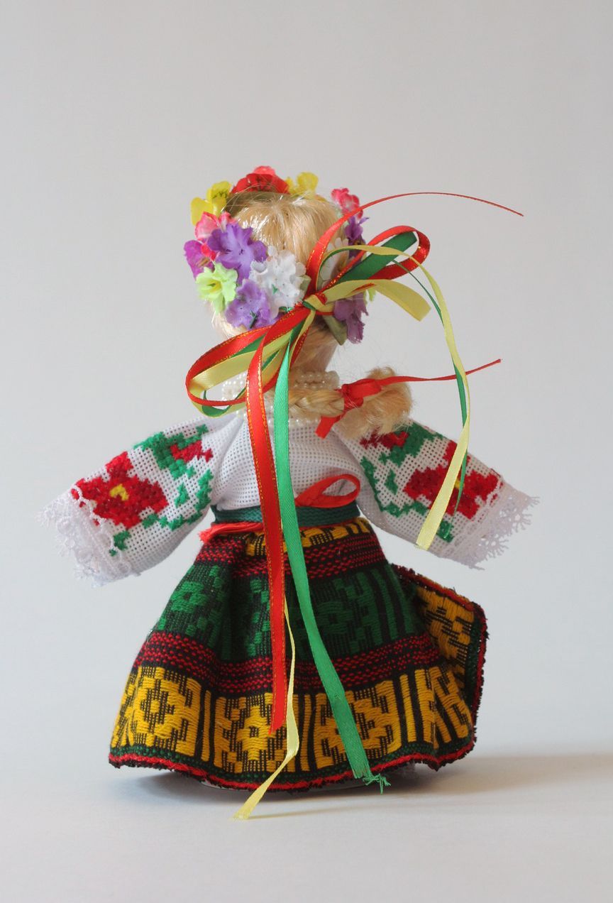 Boneca artesanal decorativa num traje tradicional  foto 1