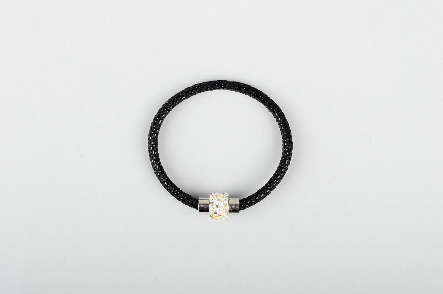 Bracelet cuir artificiel Bijou fait main de couleur noire Accessoire design photo 1