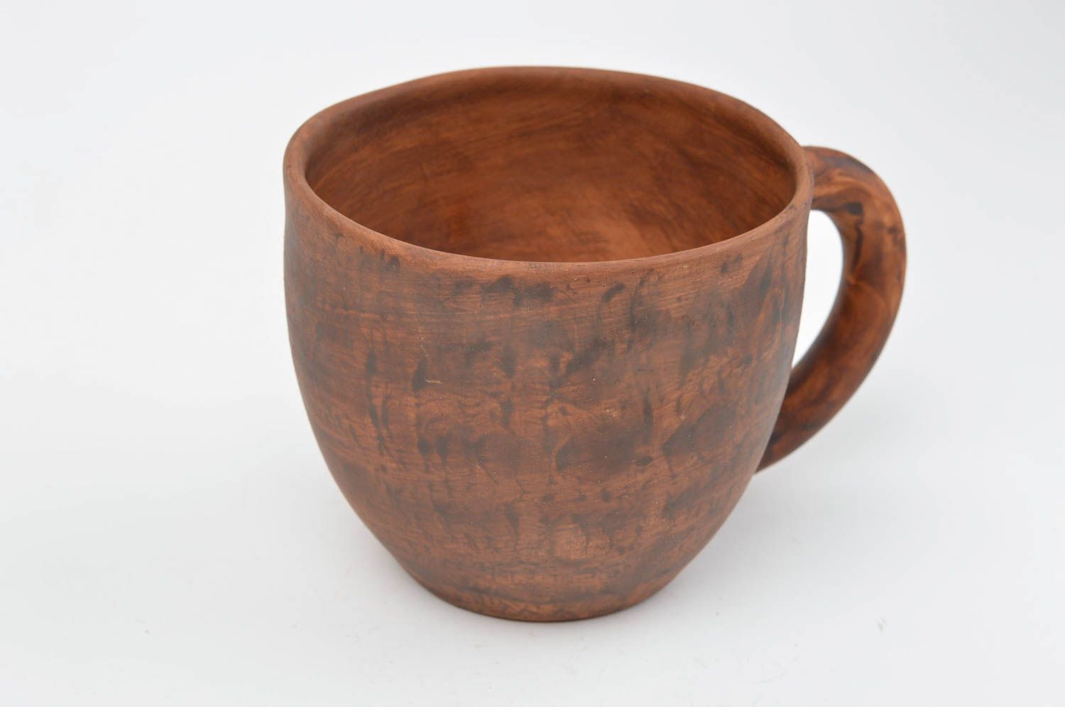 Простая глиняная чашка ручной работы для чая или кофе эко посуда коричневая фото 3