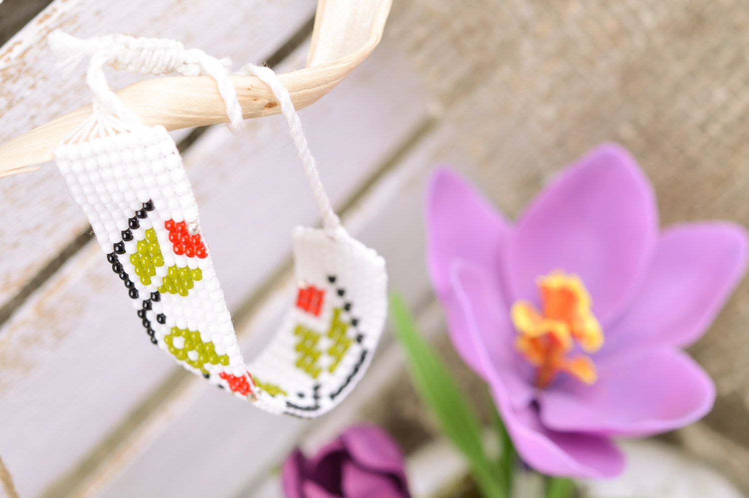 Pulsera de abalorios e hilos clara con flores bonita de mujer artesanal foto 1