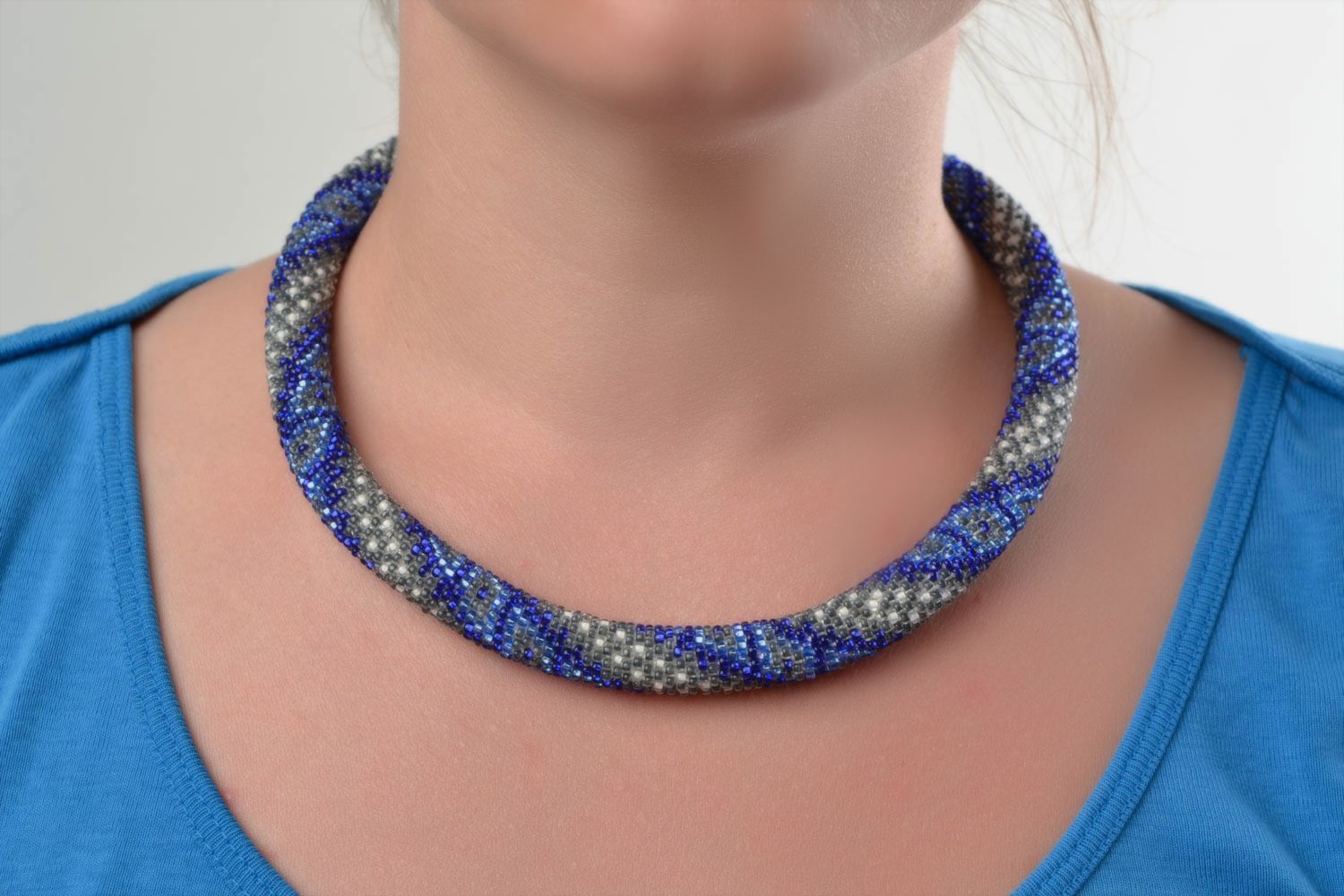 Ожерелье из бисера жгут ручной работы красивый авторский серо синий женский фото 1