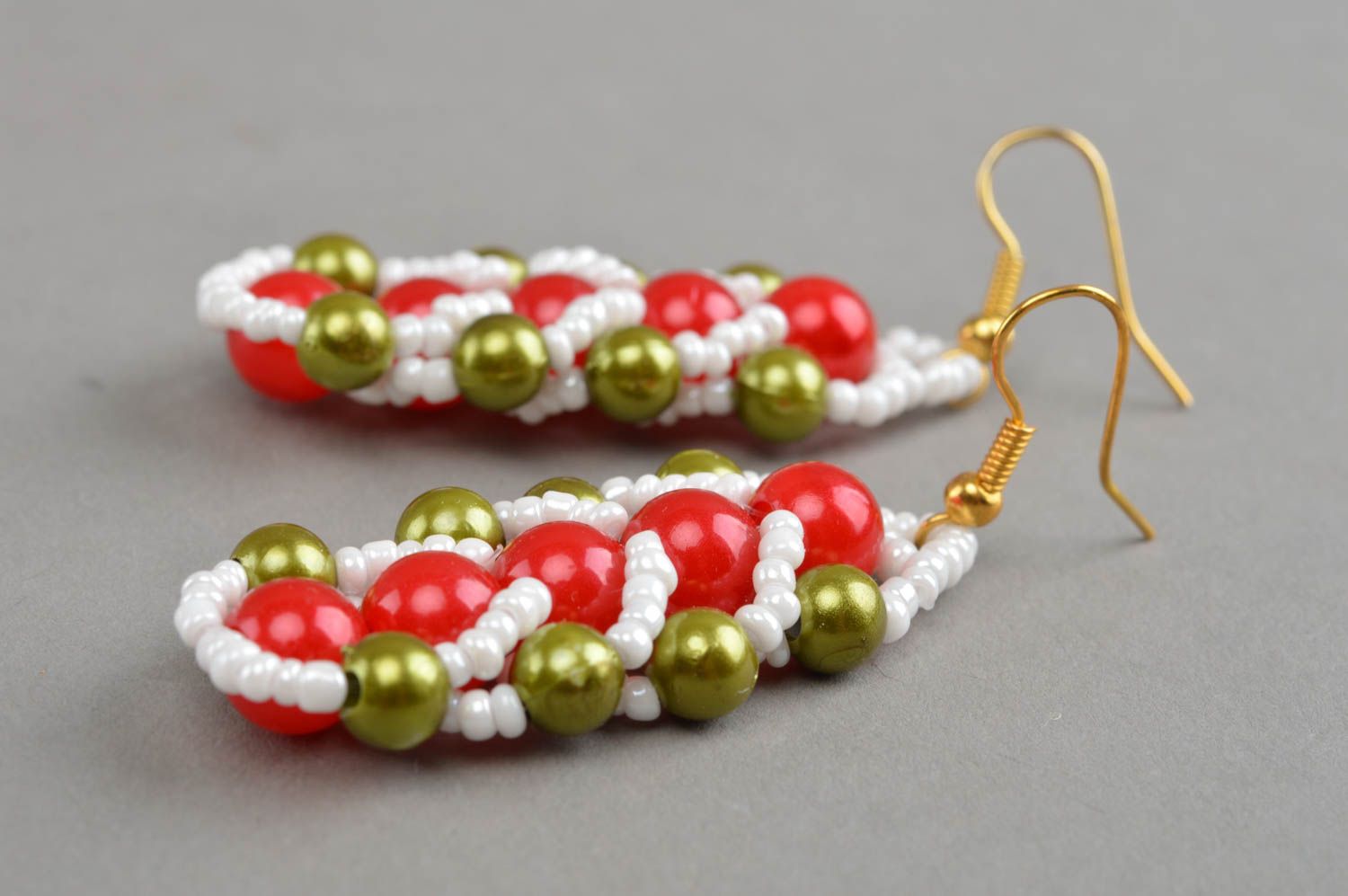Lange handmade Ohrringe aus Glasperlen in Weiß Grün und Rot für modische Damen foto 3