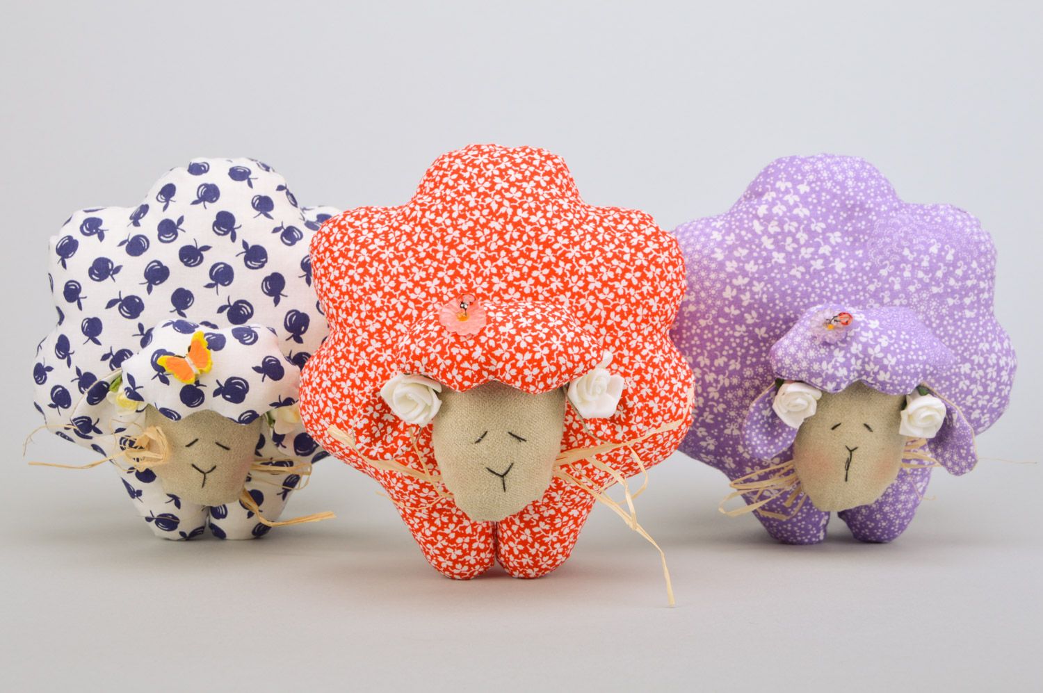 Handmade Kuscheltier Schaf aus Stoff für Kinder Dekor künstlerisch nett schön foto 4