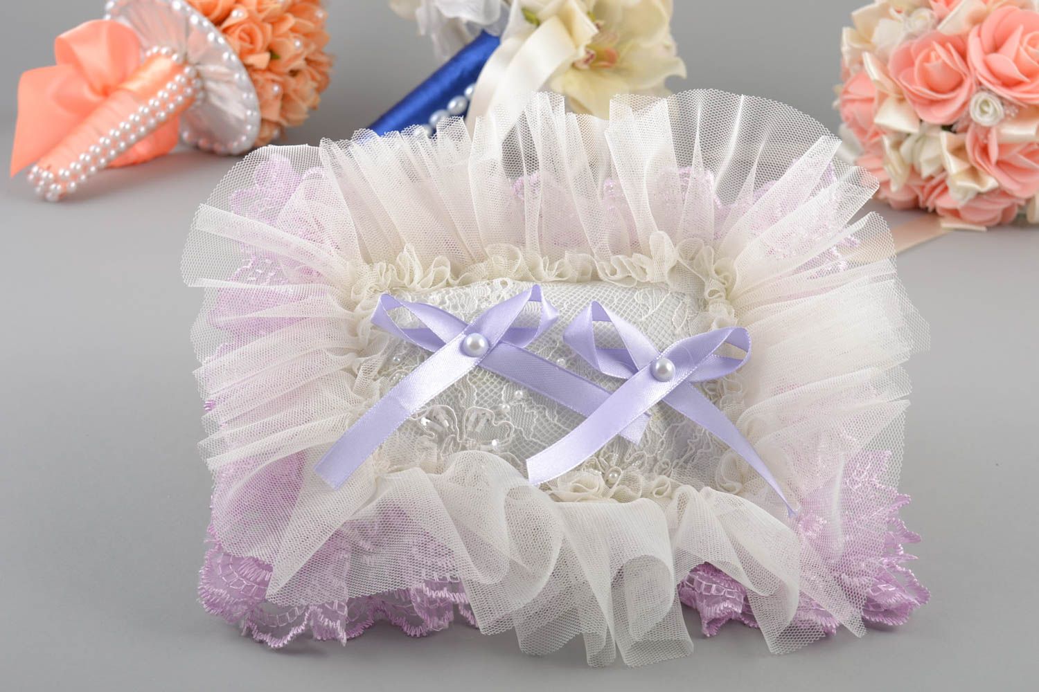 Свадебная подушечка для колец красивая пышная белая с фиолетовым ручная работа фото 1