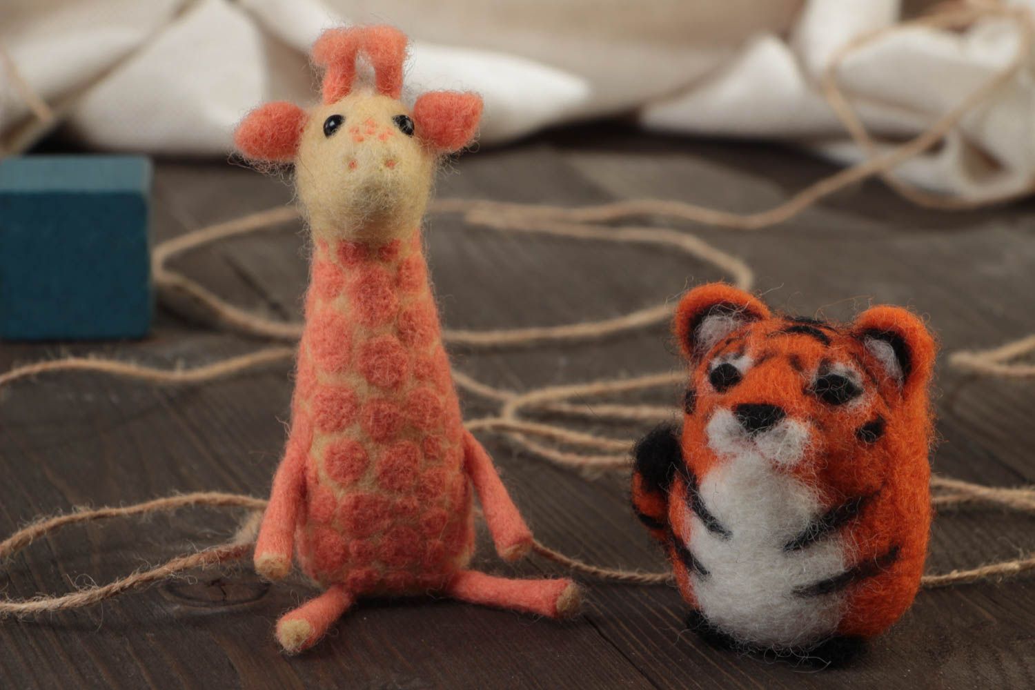 Set de juguetes de lana jirafa y tigre en técnica de fieltro seco artesanales  foto 1