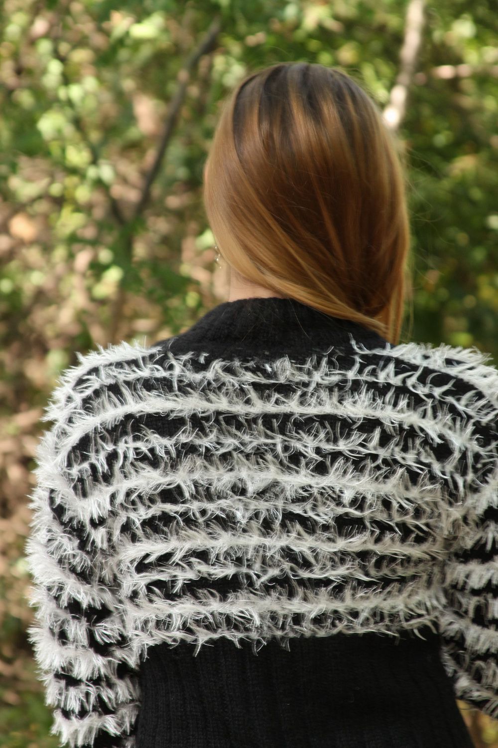 Black and white knitted woolen jacket   photo 4