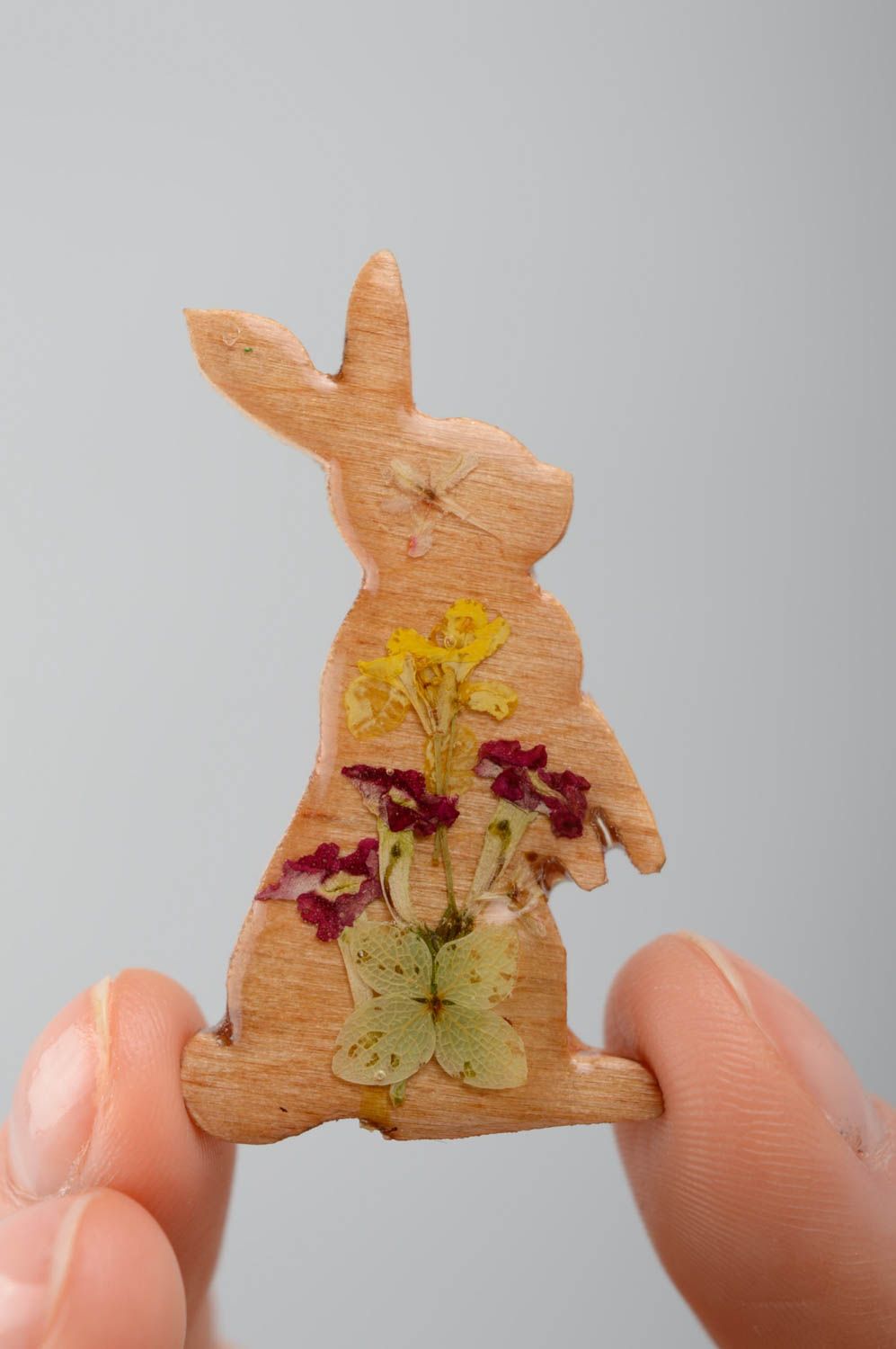 Broche en résine époxy faite main originale avec les fleurs fraîches Lapin photo 4