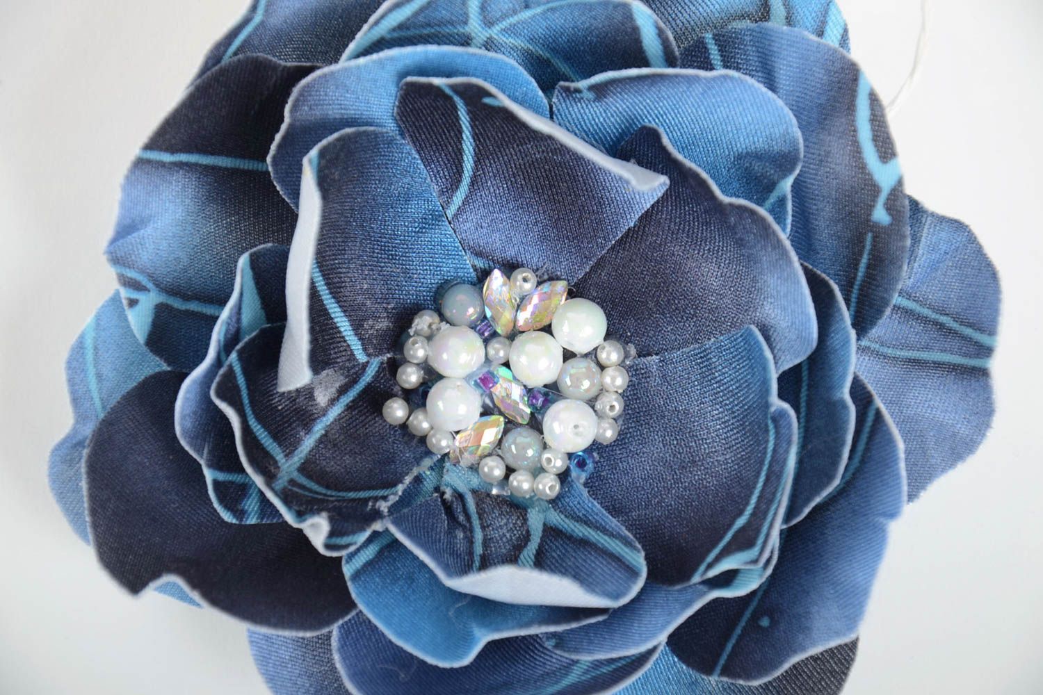 Брошь цветок из ткани синяя с бусинами красивая крупная стильная ручной работы фото 4