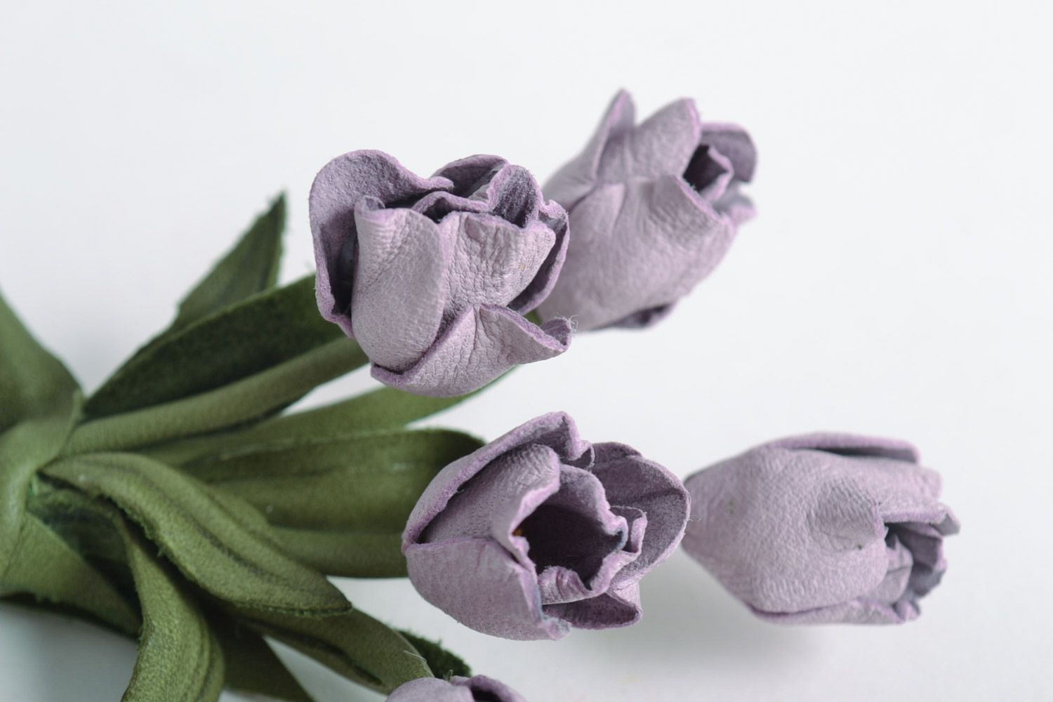 Broche de cuero artesanal voluminoso con forma de ramo de tulipanes en alfiler foto 4