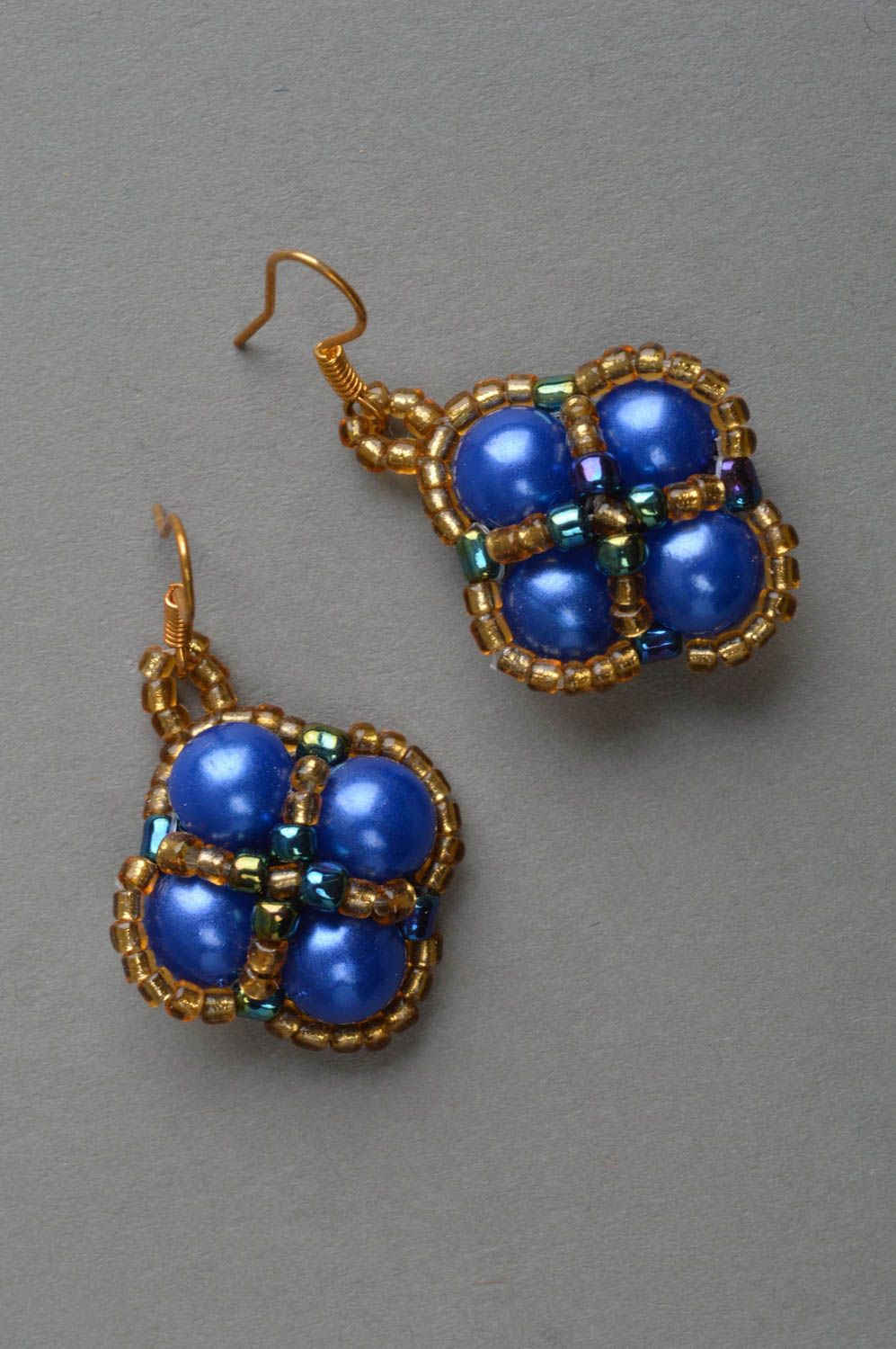 Schöne originelle blaue handgemachte Ohrringe aus Glasperlen für stilvolle Damen foto 2