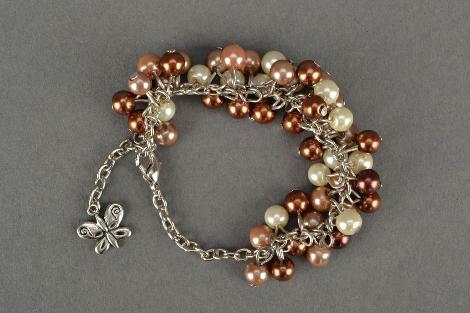 Bracelet made of artificial pearls with charm photo 3