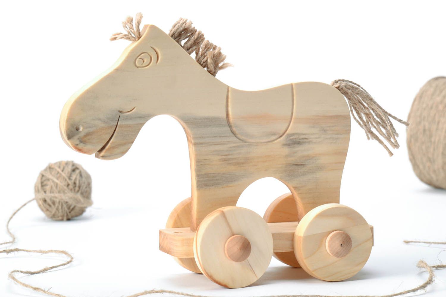 Фото деревянной лошадки на колесиках