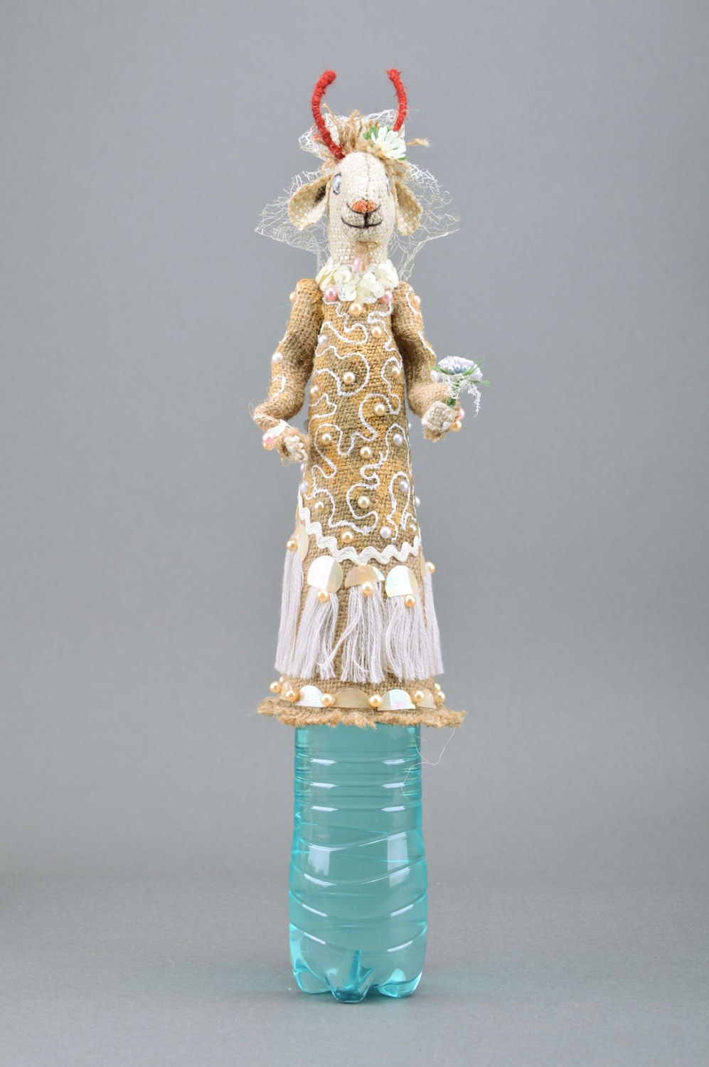 Игрушка чехол на бутылку декор коза невеста из мешковины ручная работа фото 5