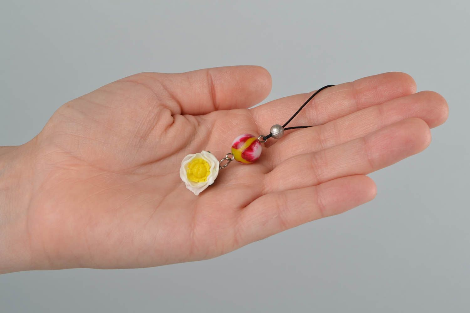Porte-clés en pâte polymère original avec fleur et perles fantaisie fait main photo 2