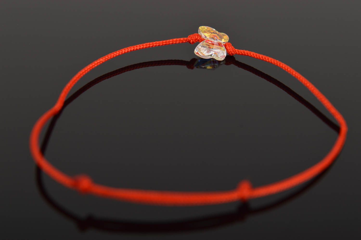 Bracelet fil rouge fait main en soie avec papillon original Cadeau pour fille photo 2
