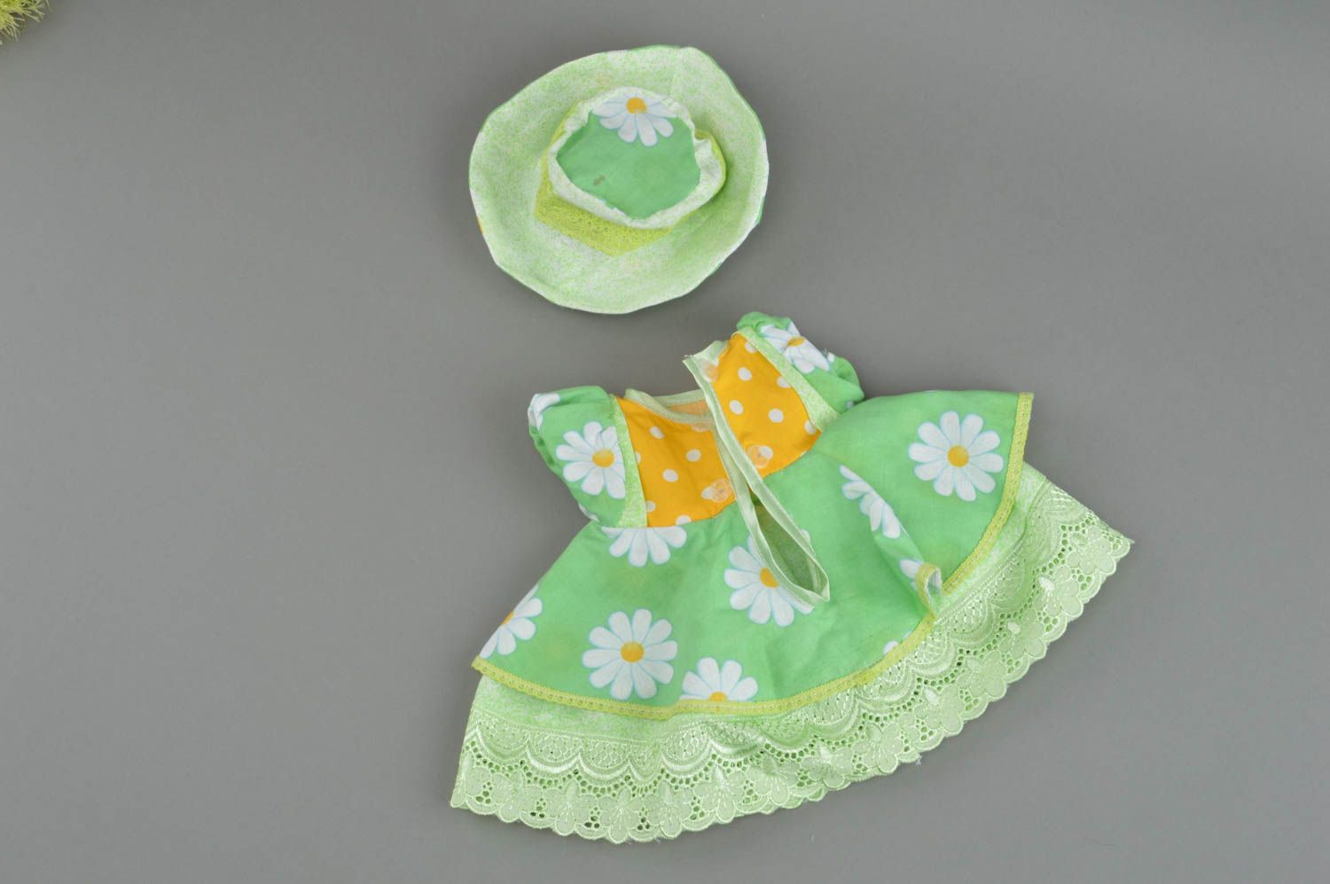 Хлопковое платье с панамой для куклы зеленые в цветочек 2 изделия ручной работы фото 2