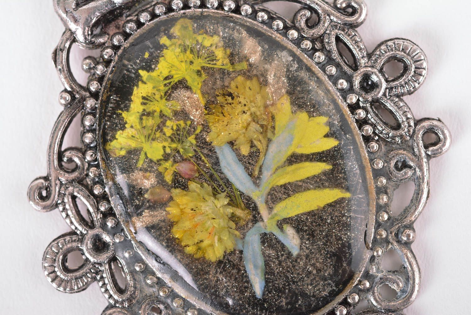 Pendentif vintage Bijou fait main ovale fleurs séchées Accessoire pour femme photo 4