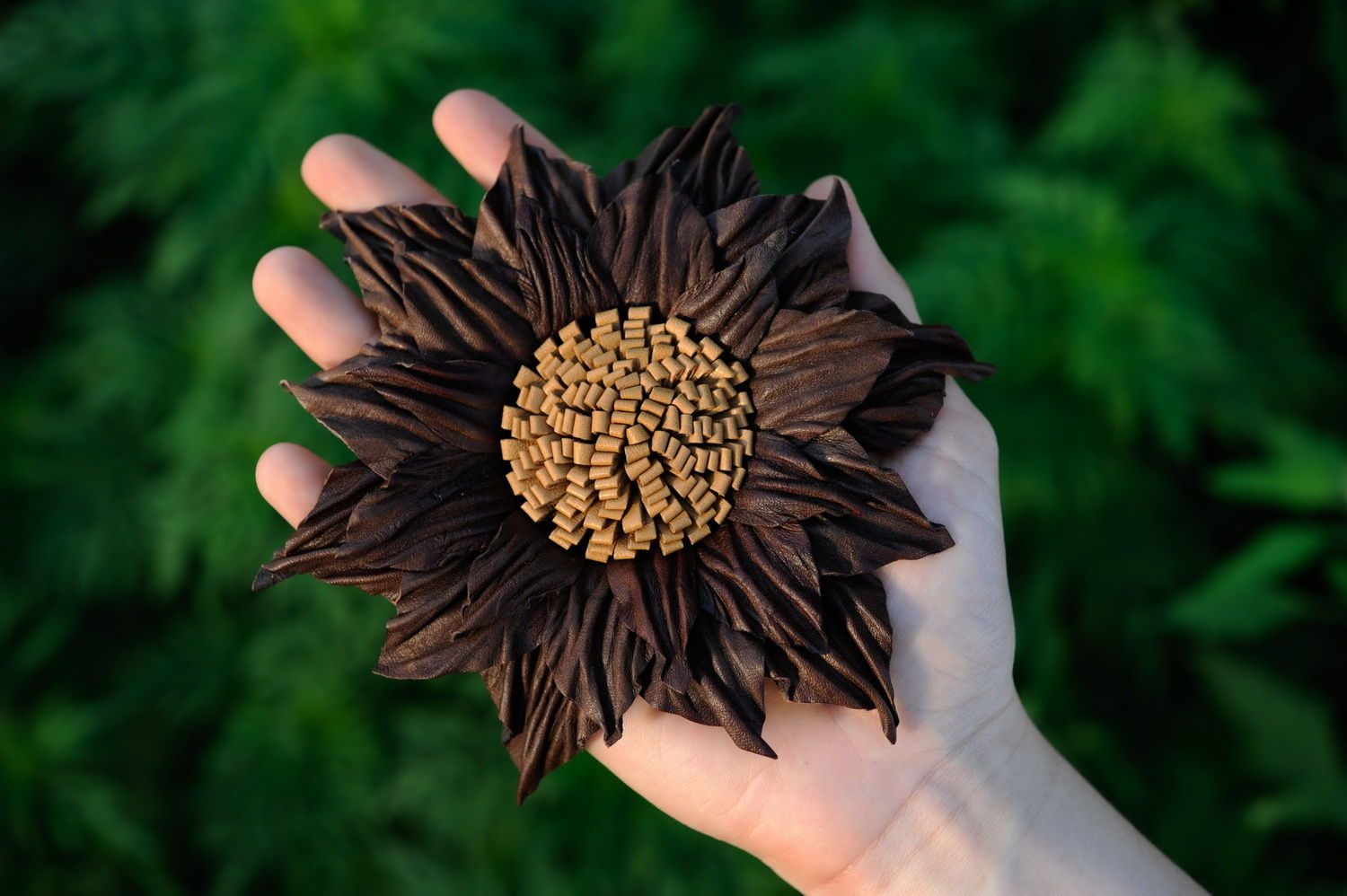 Broche grande fleur en cuir faite main photo 5