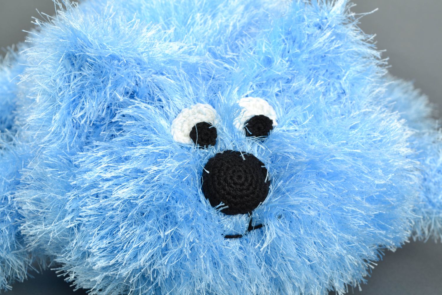 Вязаная игрушка-подушка кот голубого цвета фото 3