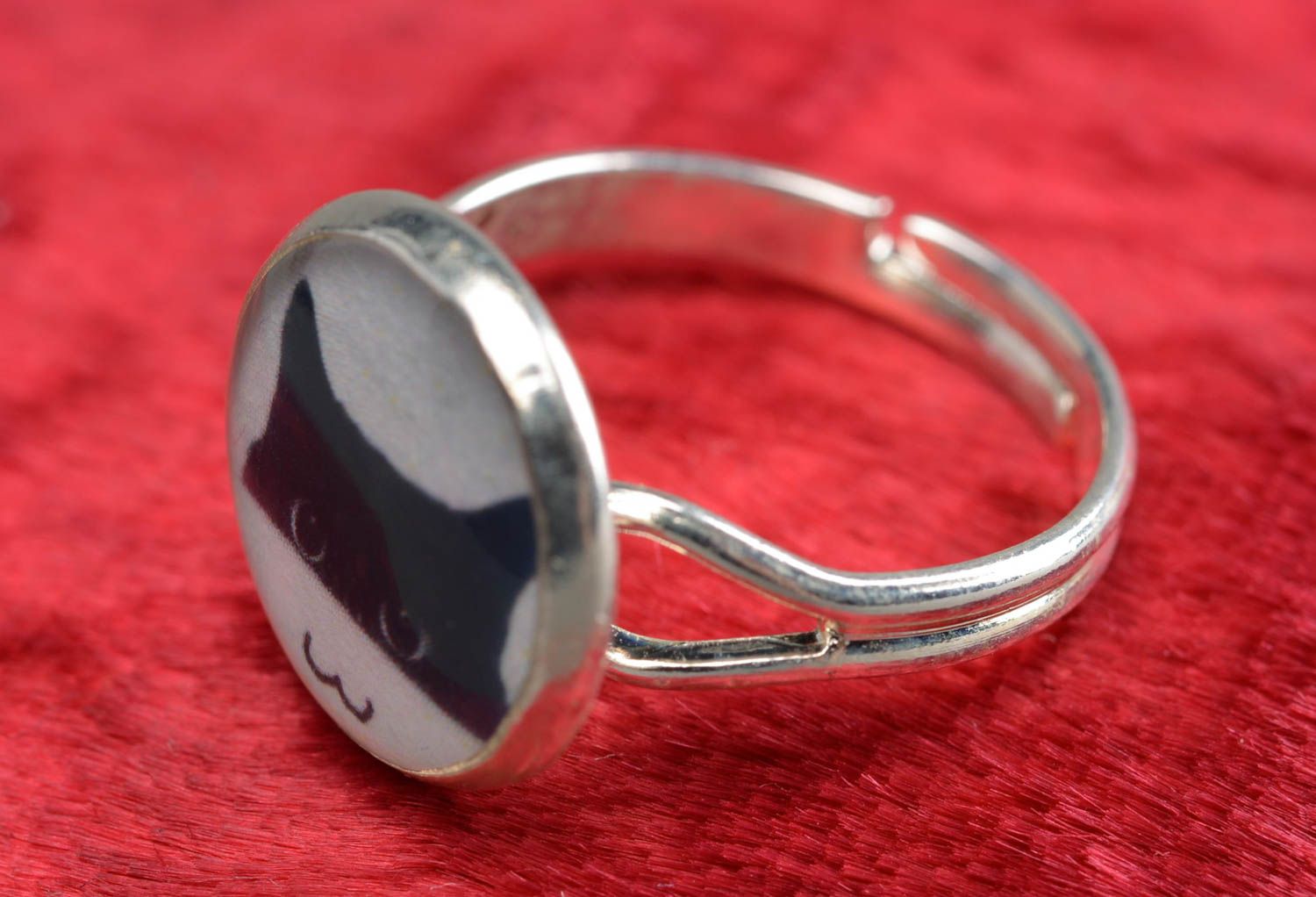 Handgemachter massiver Ring mit Epoxidharz mit Katzenbild stilvoll modisch foto 1
