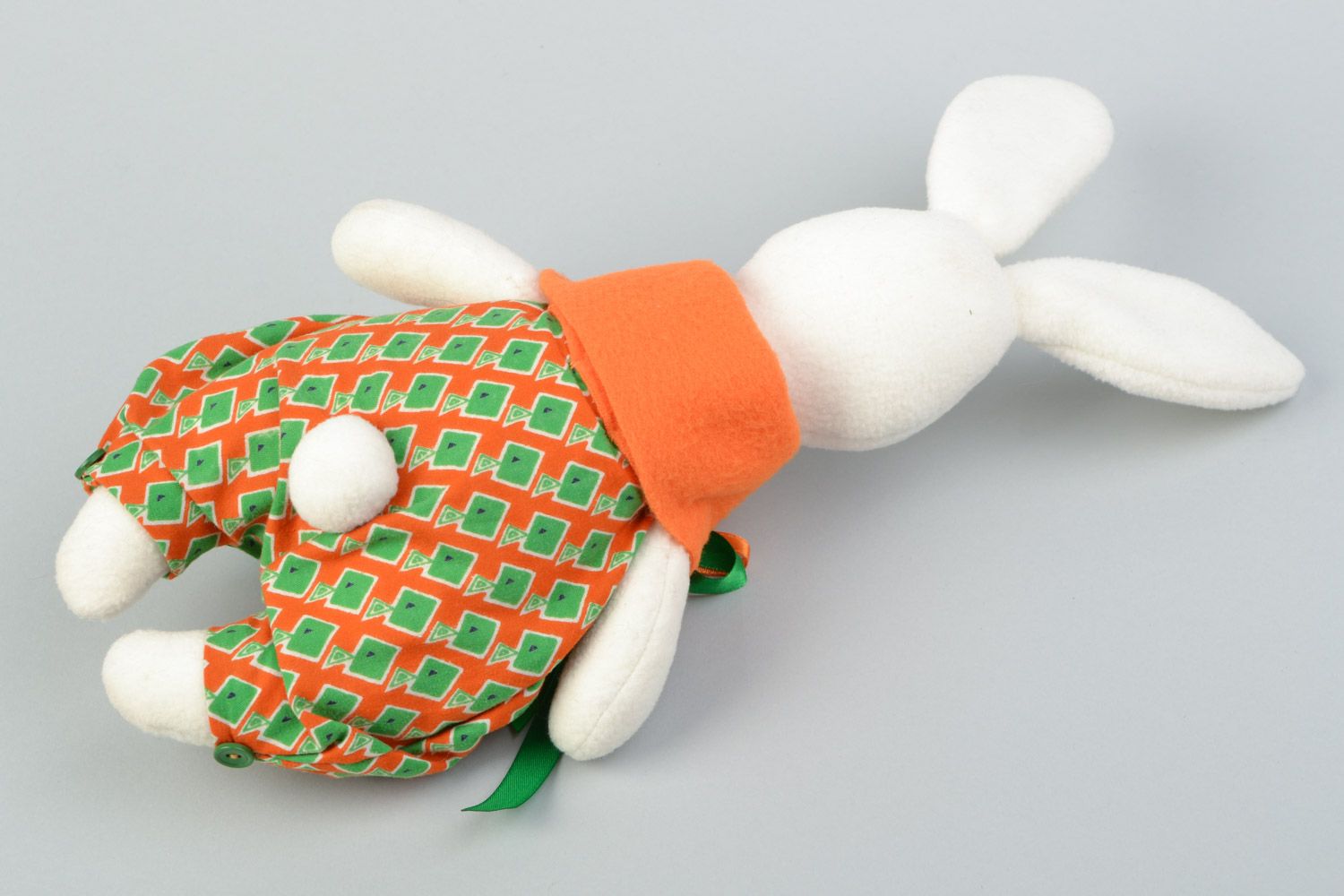Juguete de peluche artesanal de forro polar conejo con lazo en traje festivo foto 4