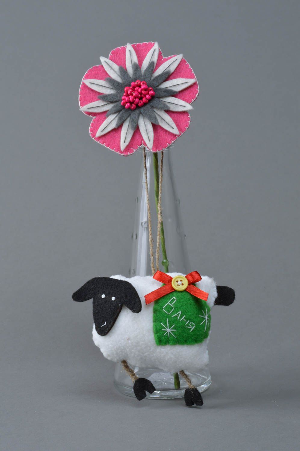 Jouet décoratif à suspendre en feutre fait main original en forme de mouton photo 1
