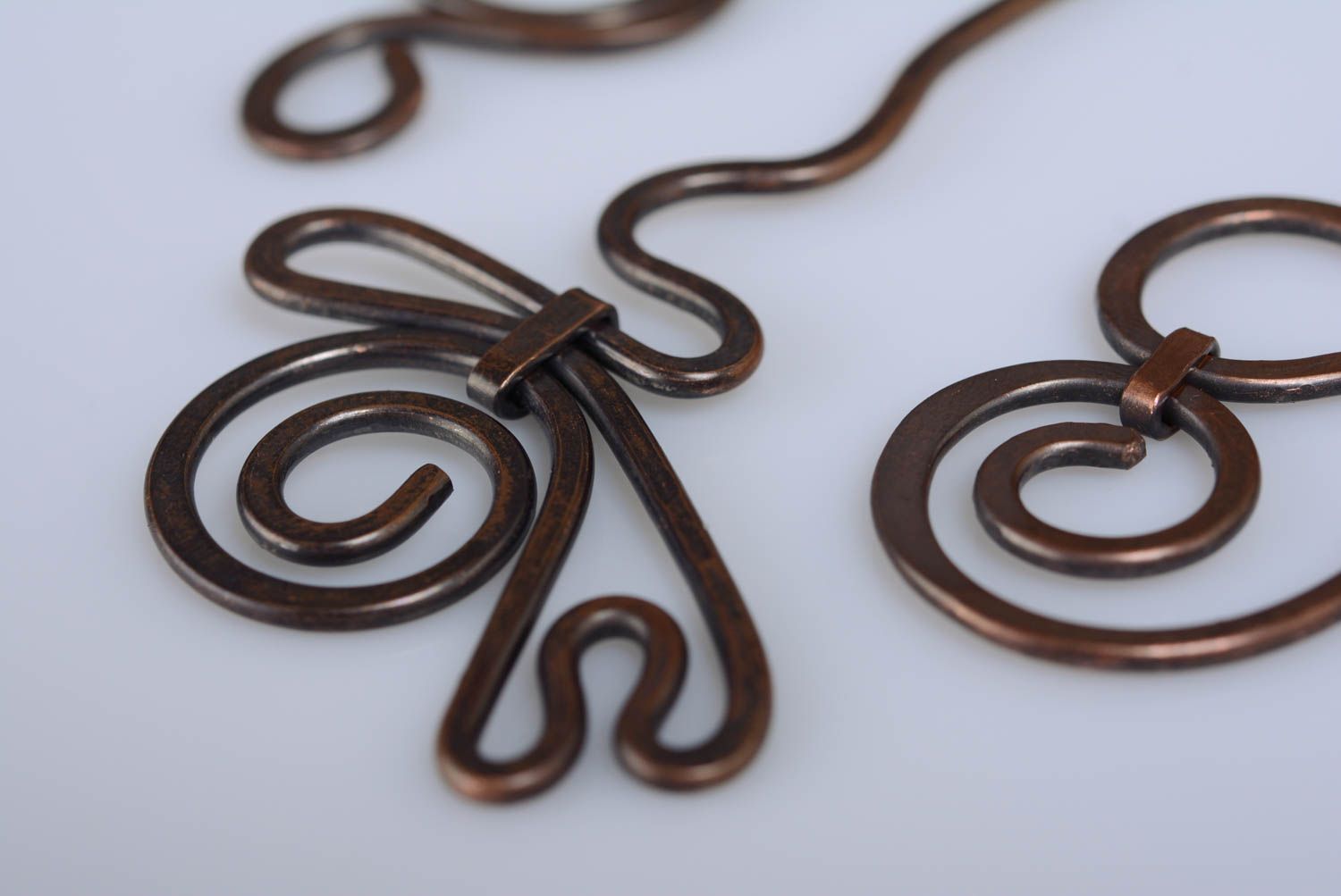 Schöne künstlerische elegante Haarnadel aus Metall in der Wire Wrap Technik foto 4