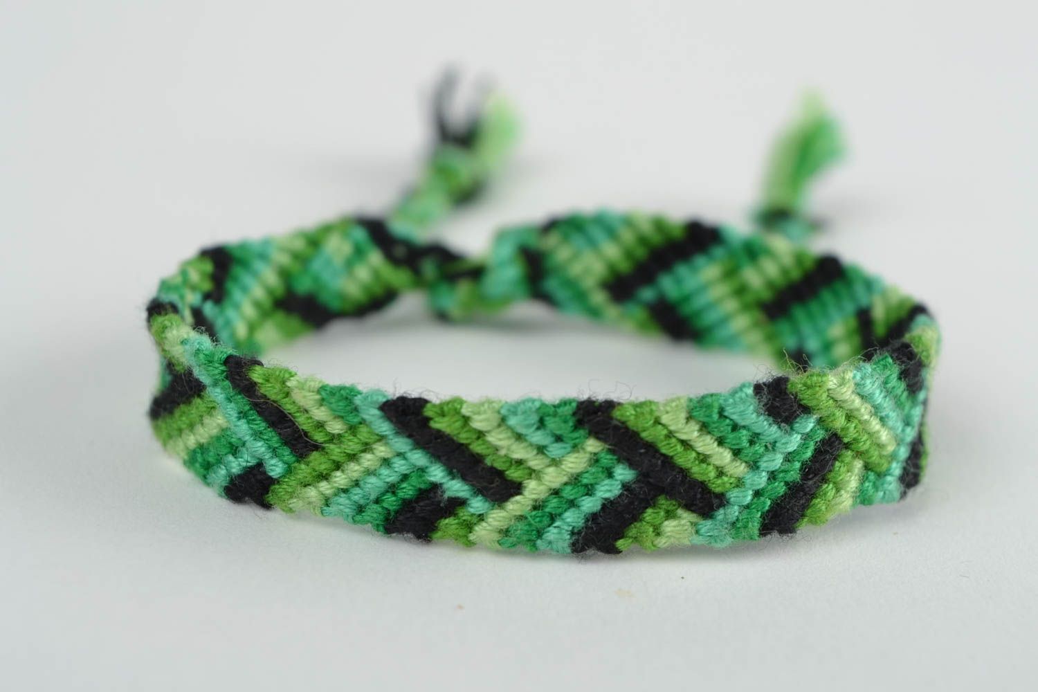 Зеленый наручный браслет фенечка из ниток в технике макраме ручной работы красивый фото 3
