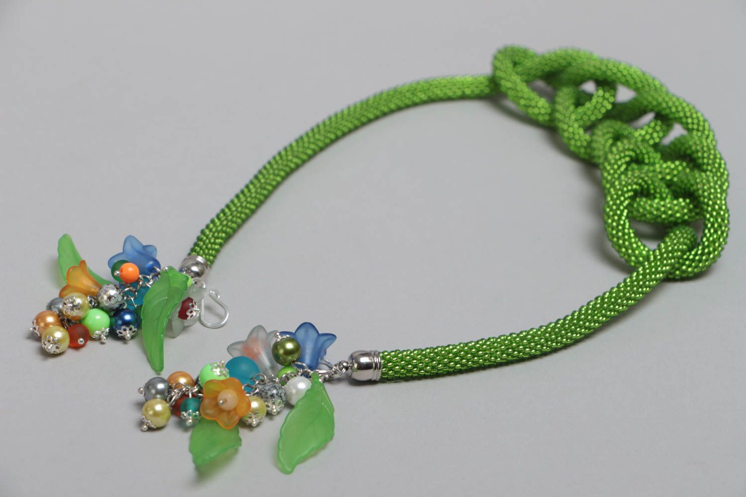 Handmade long stylish green beaded cord lariat necklace with floral charms photo 4