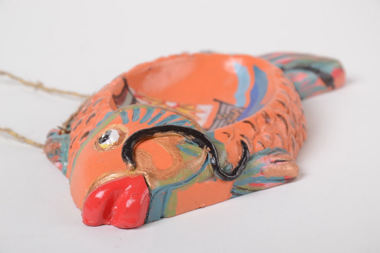 Cendrier en forme de poisson peint en argile fait main décoration à suspendre photo 3