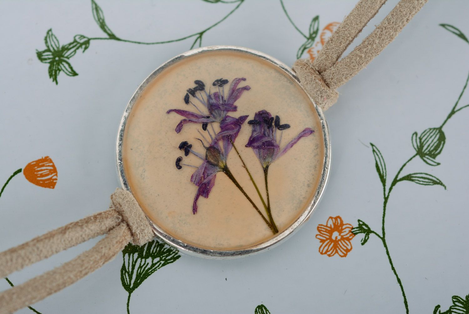Pulsera artesanal con flor cubierta con resina epoxi con cordón de cuero marrón foto 5
