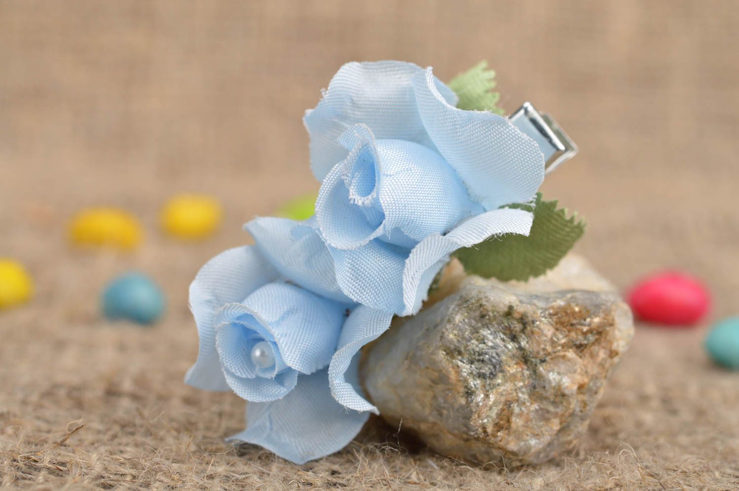 Barrette faite main originale design en forme de fleurs bleues pour femme photo 1