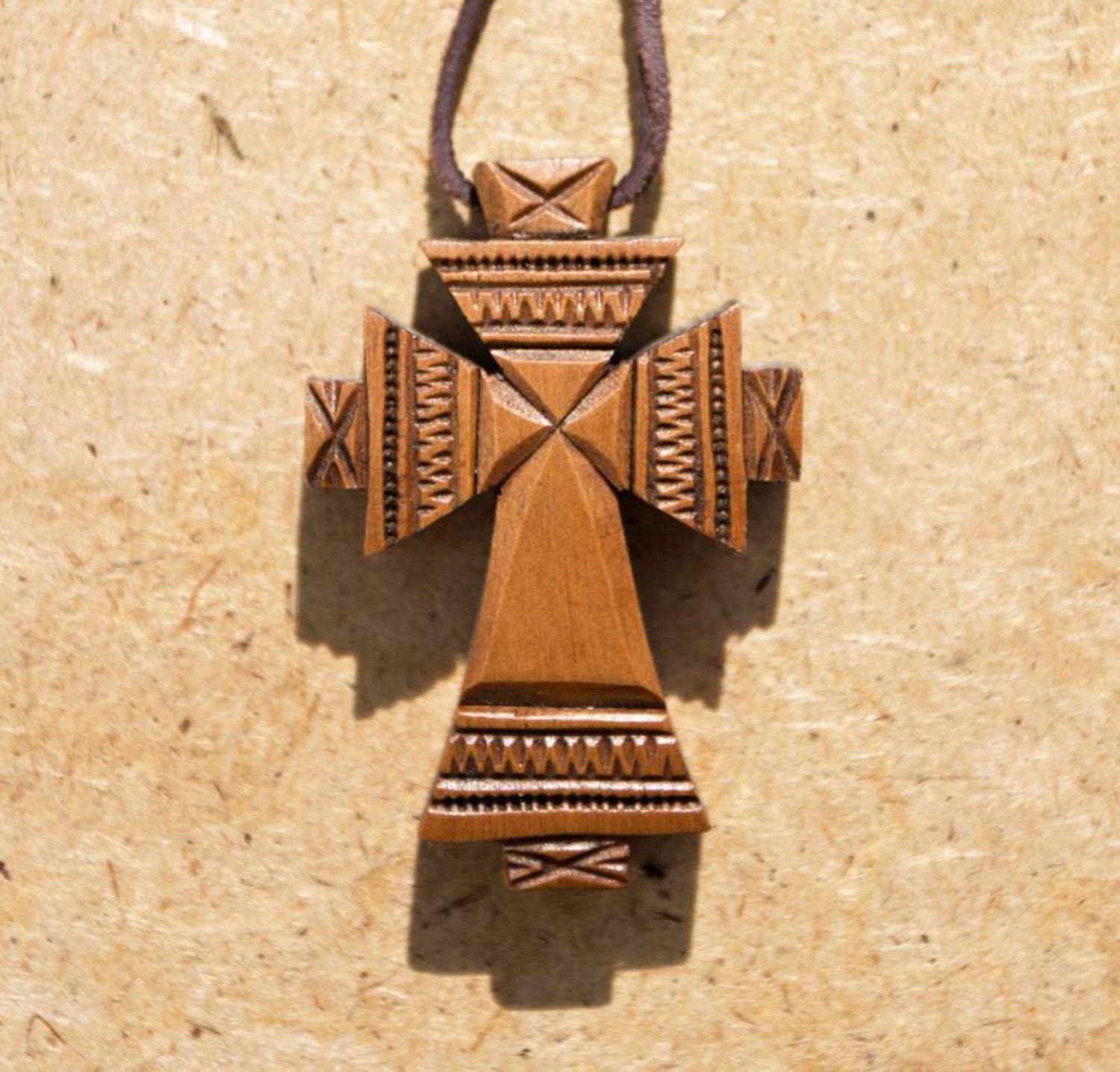 Cruz colgante de madera “Molino” en cordón de cuero foto 1