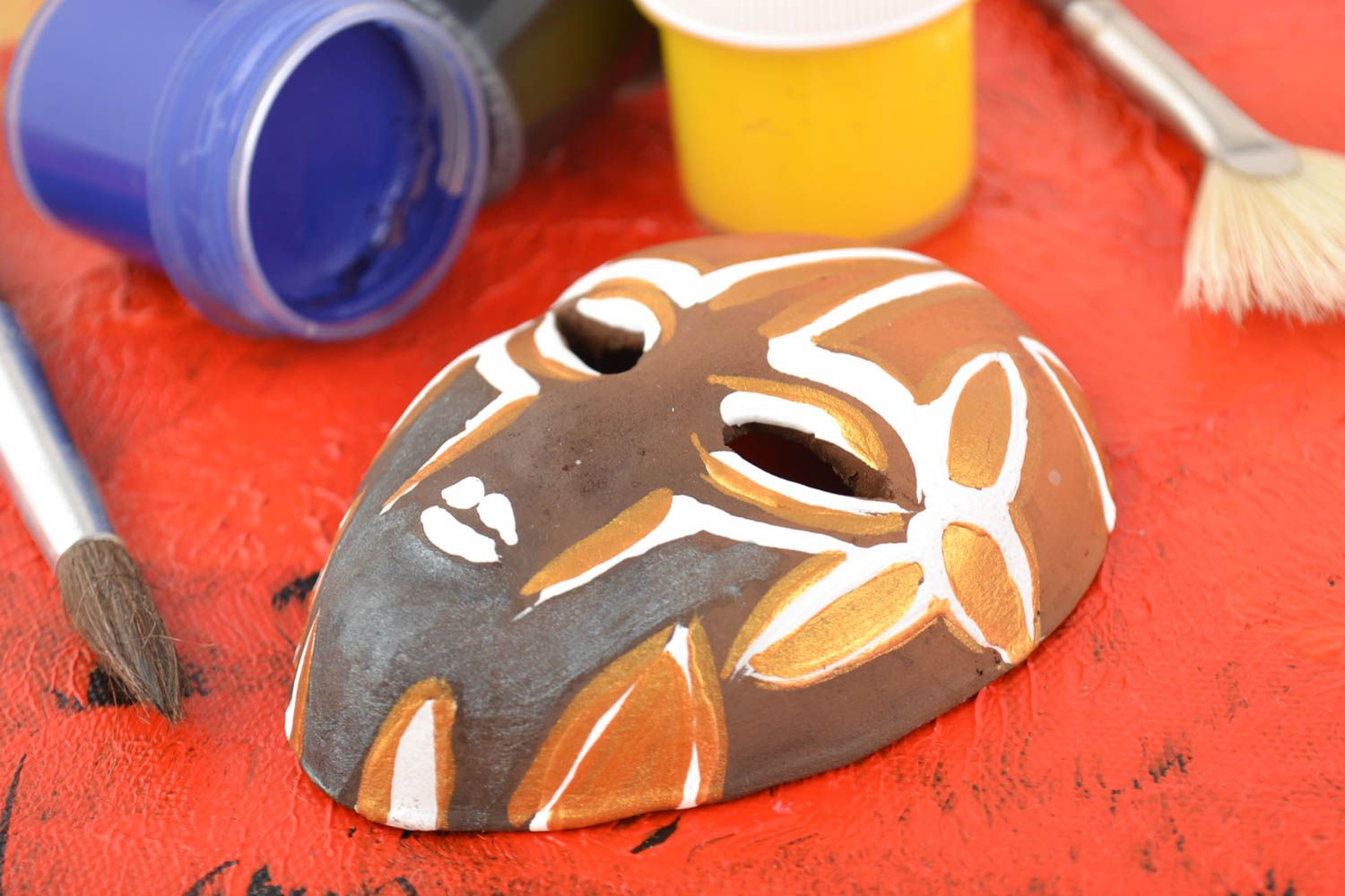 Подвеска на стену маска сувенирная из глины расписная коричневая ручной работы фото 1