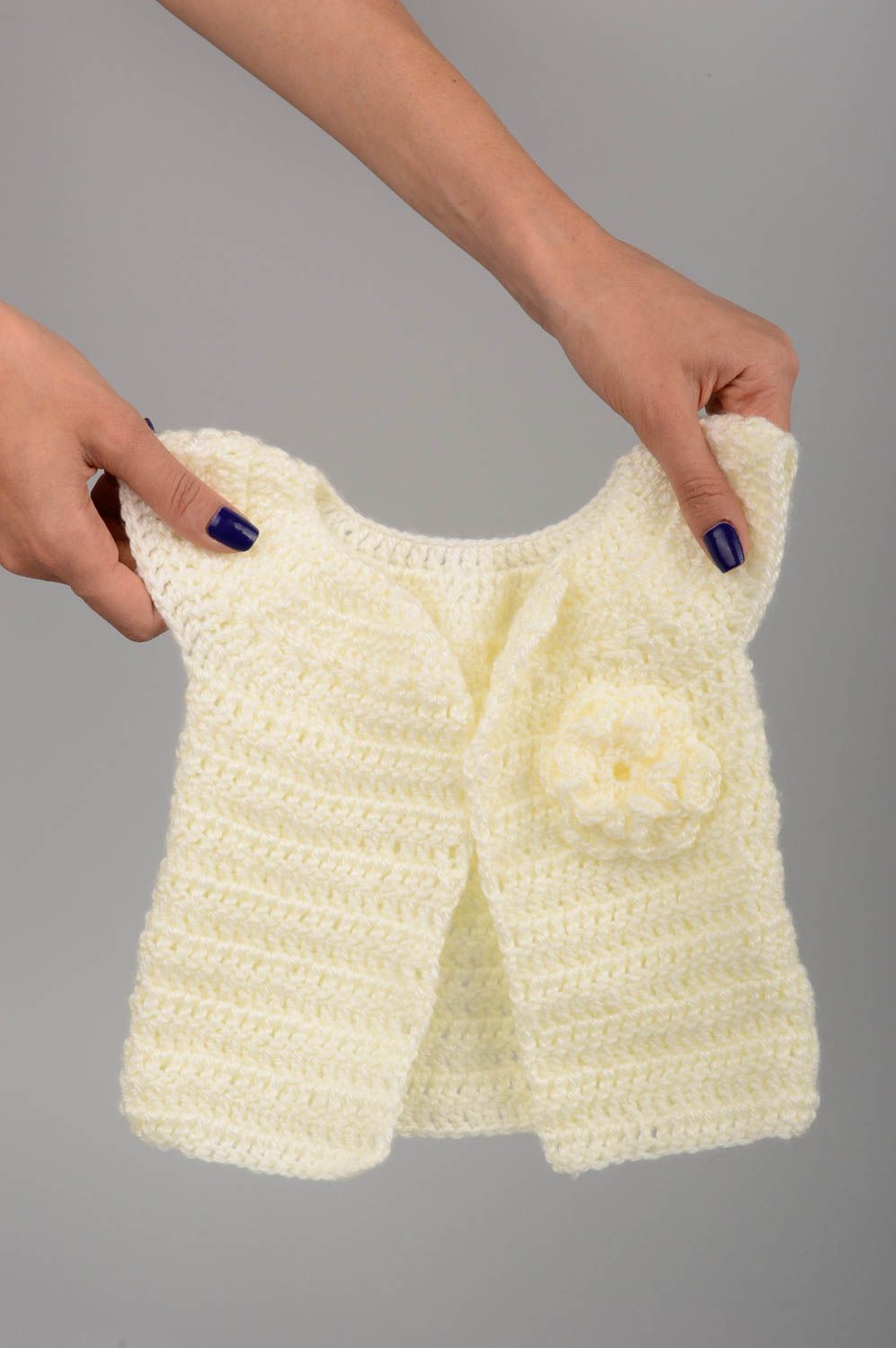 Gilet sans manche fille fait main tricoté au crochet blanc Vêtement enfant photo 2