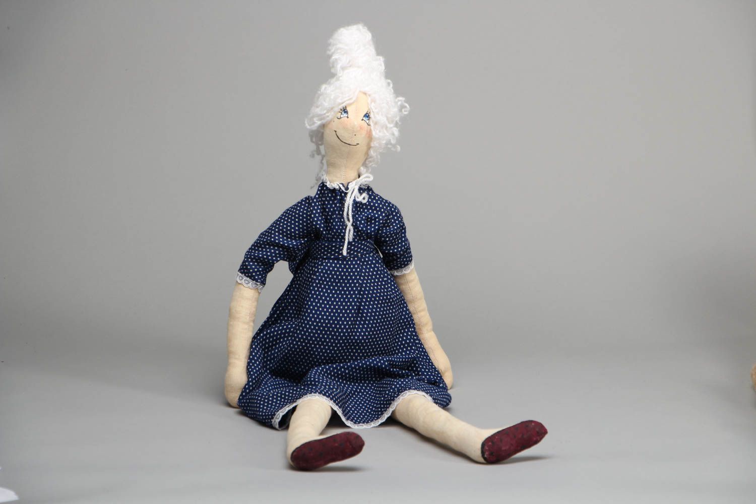 Симпатичная дизайнерская кукла из ткани фото 1