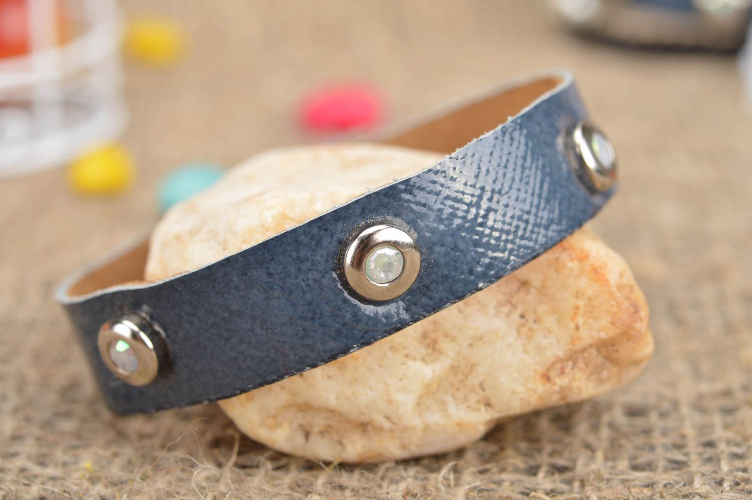 Bracelet fin en cuir naturel bleu fait main avec strass à bouton de pression photo 1