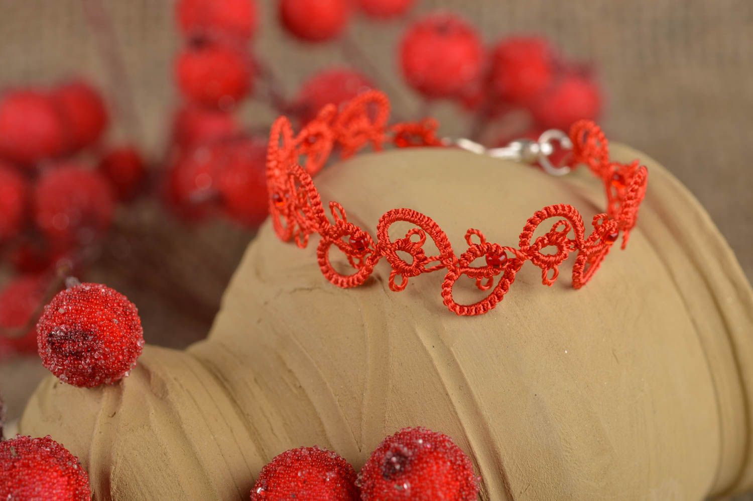 Bracelet textile Bijou fait main technique frivolité Accessoire femme rouge photo 1