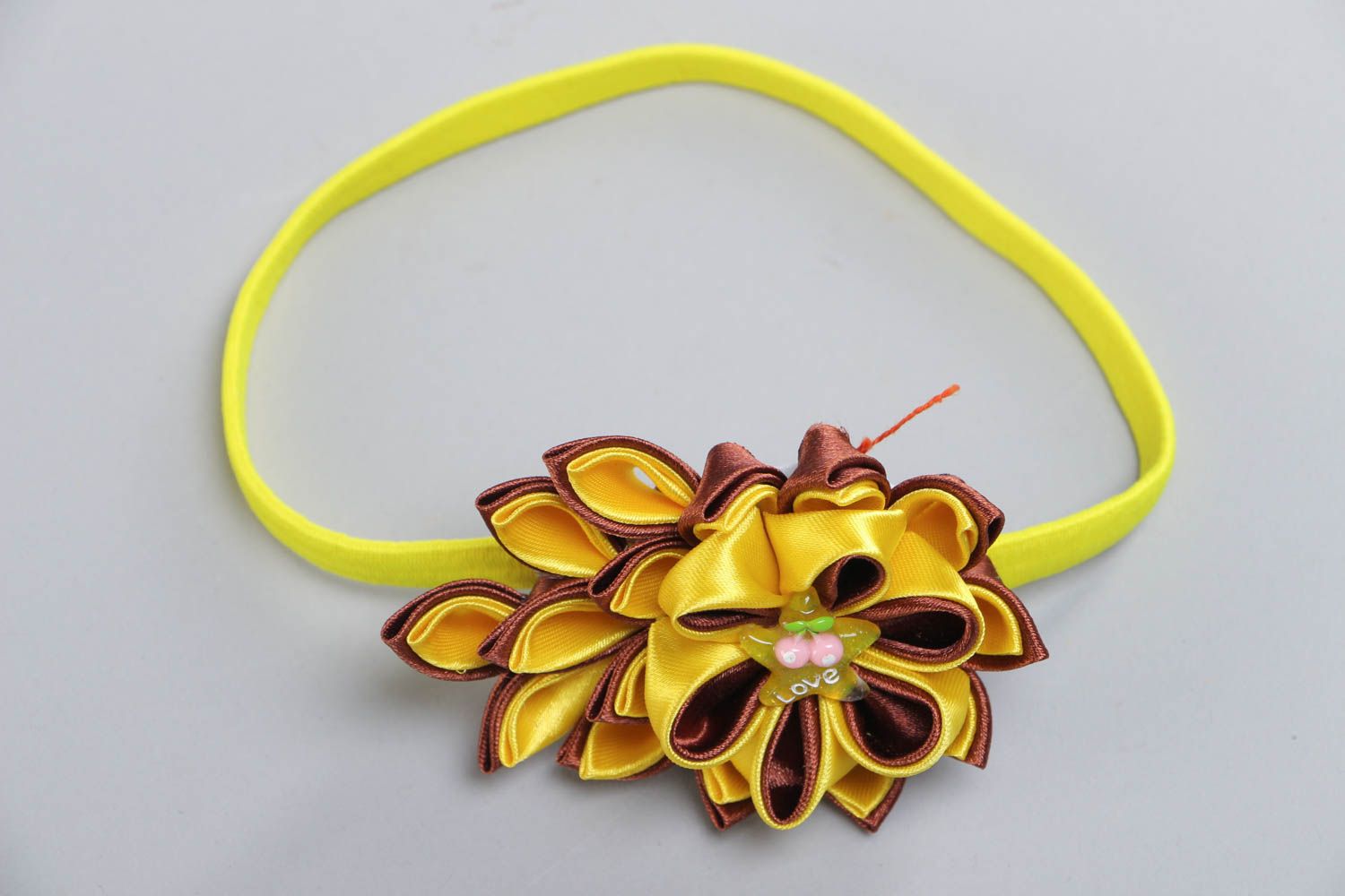Gelbes Haarband mit Blume aus Atlasbändern in Kanzashi Technik Handarbeit foto 2