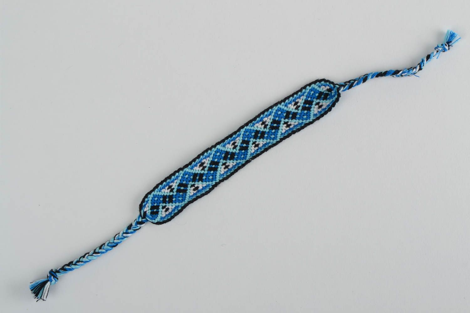 Браслет в технике макраме из ниток мулине ручной работы плетеный голубой фото 5