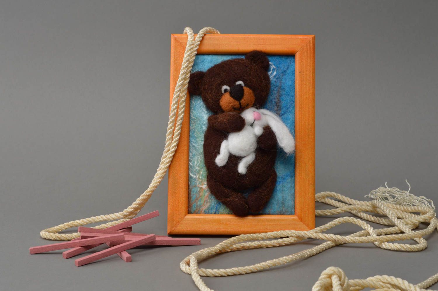 Tableau en laine feutrée dans cadre en bois fait main ours avec lièvre photo 1
